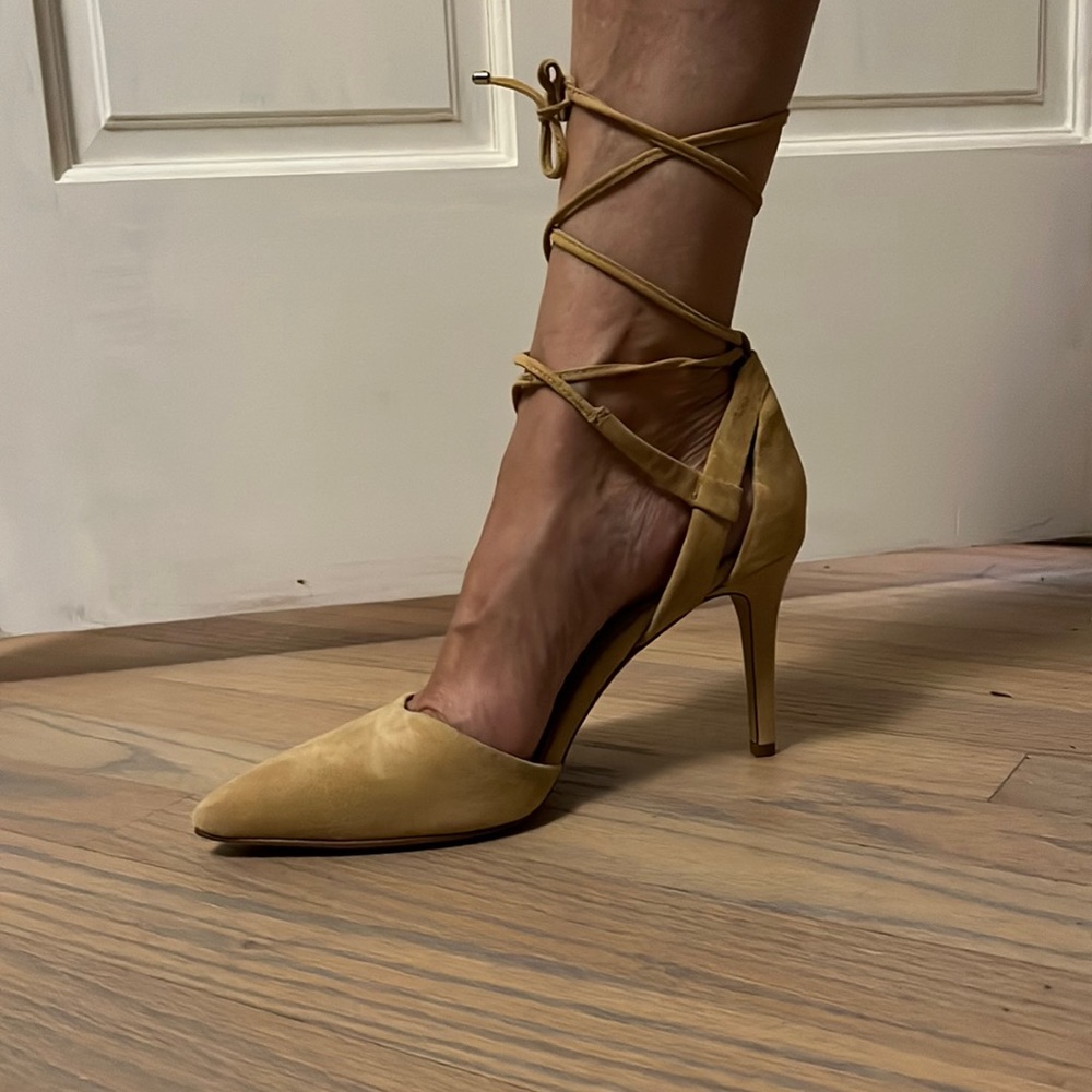 VINCE CAMUTO beige high heels wrapped around Size 7.5